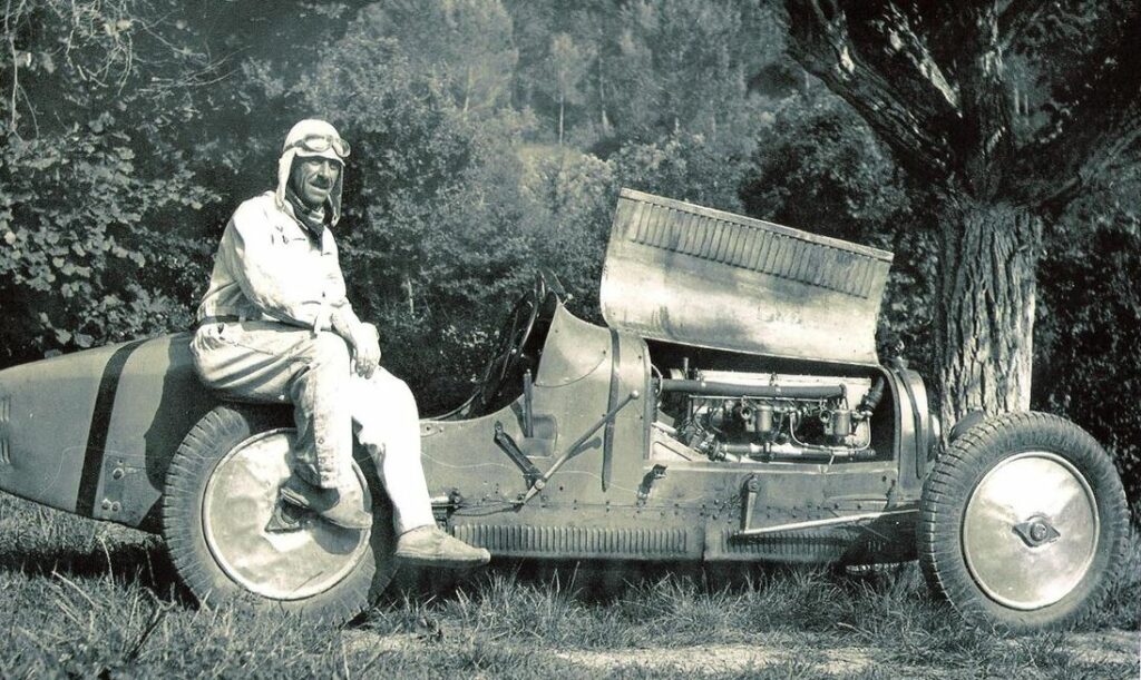 Pierre Coutras en tenue de coureur automobile sur sa Bugatti II Técla