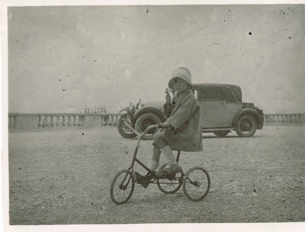Bugatti IV le 30 septembre 1930 au parc Borély dans le brouillard et Jeanne sur son tricycle