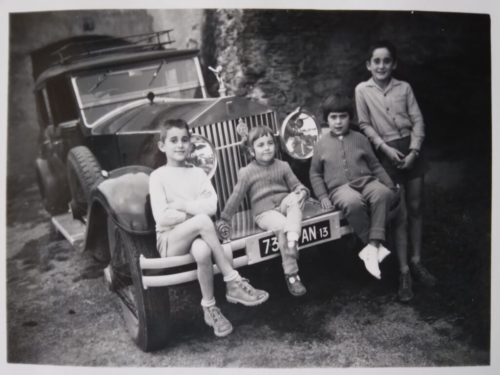 Claude, Catherine, Martine et Jean-Pierre devant la Rolls-Royce III