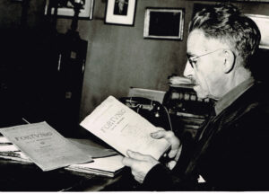 Pierre Coutras à son cabinet lit le numéro 1 de Fortunio le 9 novembre 1954
