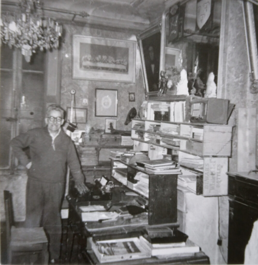 Pierre Coutras dans son  bureau en 1962