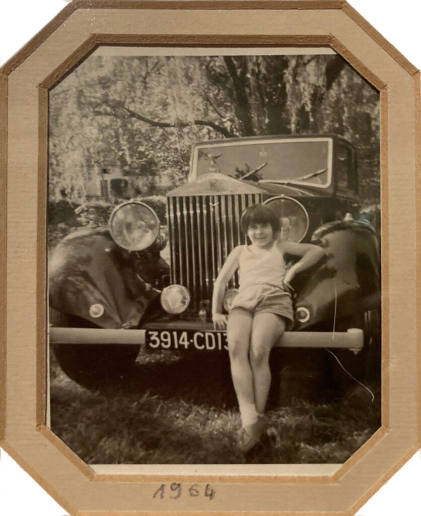 Véronique Maupas-Boyer en 1964 et la Rolls-Royce Goshawk III