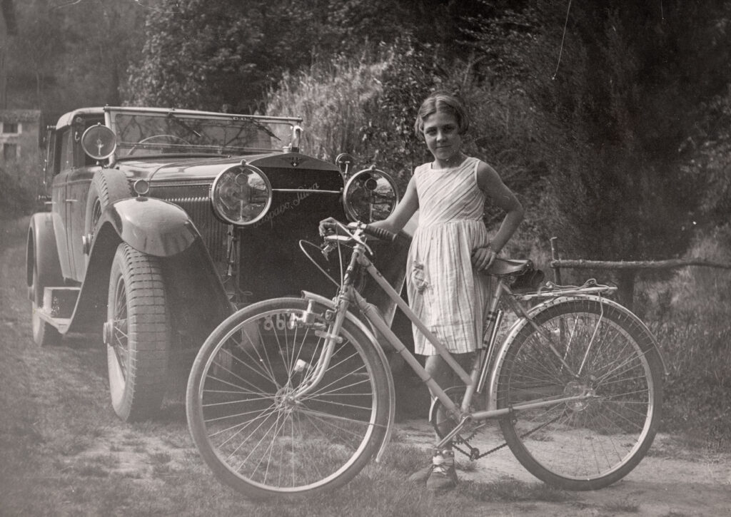 Jeanne Coutras et son vélo "Jaunisse" devant l'Hispano II le 14 mai 1938